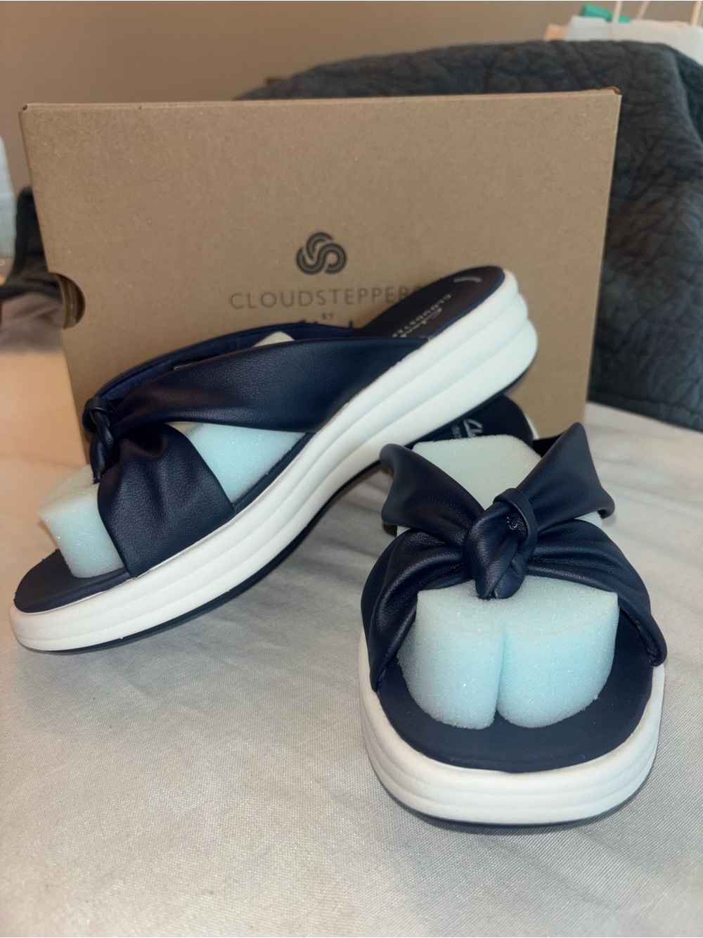 Clarks Cloudsteppers Drift Navy Bow Slide Sandals Wide 8W NIB